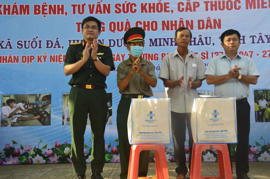 PGĐ tặng quà