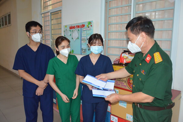Đồng chí Trương Hoàng Việt thăm, tặng quà, động viên các y, bác sỹ, điều dưỡng tăng cường tại Trạm Y tế lưu động xã Xuân Thới Thượng.