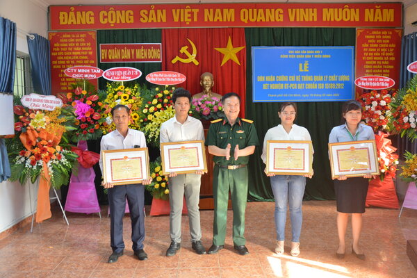 Đại tá Trương Hoàng Việt, Giám đốc bệnh viện tặng bằng khen cho các tập thể, cá nhân có thành tích trong xây dựng ISO.