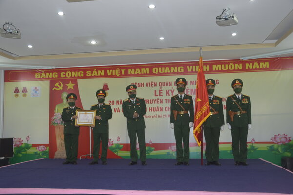 Thừa ủy quyền của Chủ tịch nước, Thiếu tướng Võ Văn Thi, Phó Tư lệnh Quân khu trao Huân chương Lao động hạng Nhì cho Bệnh viện Quân dân y miền Đông.