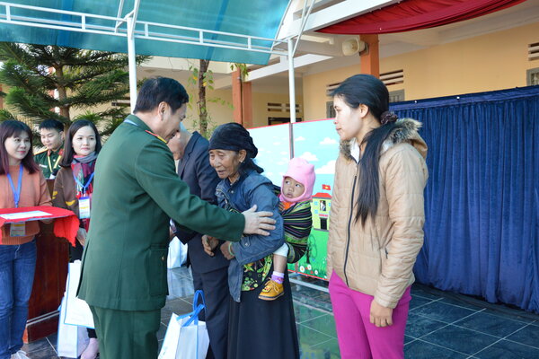 Bệnh viện tổ chức trao quà cho đồng bào dân tộc thiểu số tại xã Đạ Chais (Lạc Dương, Lâm Đồng).