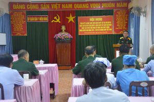 Đại tá Phan Minh Tùng, Phó Chủ nhiệm Quân y Quân khu phát biểu tại Hội nghị.