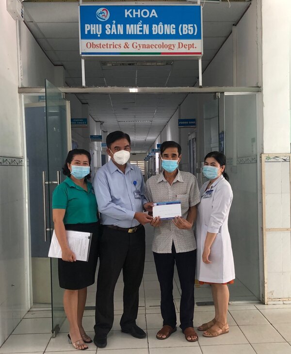 Đồng chí Dương Văn Ngà, Trưởng phòng Công tác xã hội Bệnh viện Quân Dân Y Miền Đông hỏi thăm và trao tiền hỗ trợ cho người bệnh Ngô Thị Loan