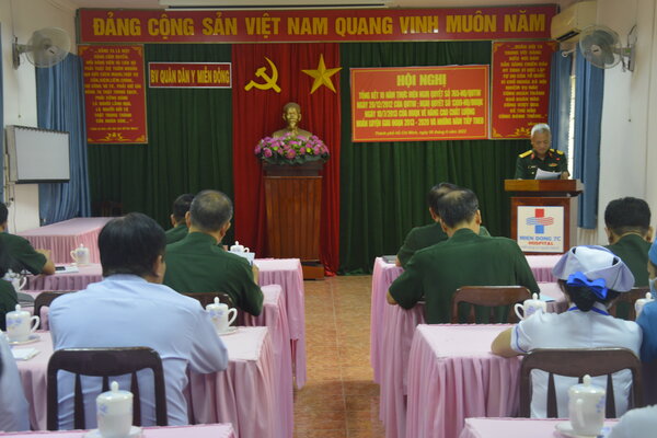 Đại tá, Bác sĩ CKII. Nguyễn Tuấn, Phó Bí thư Đảng ủy, Phó Giám đốc Bệnh viện tổng kết 10 năm thực hiện Nghị quyết 765-NQ/QUTW và Nghị quyết 1309-NQ/ĐUQK về nâng cao chất lượng huấn luyện.