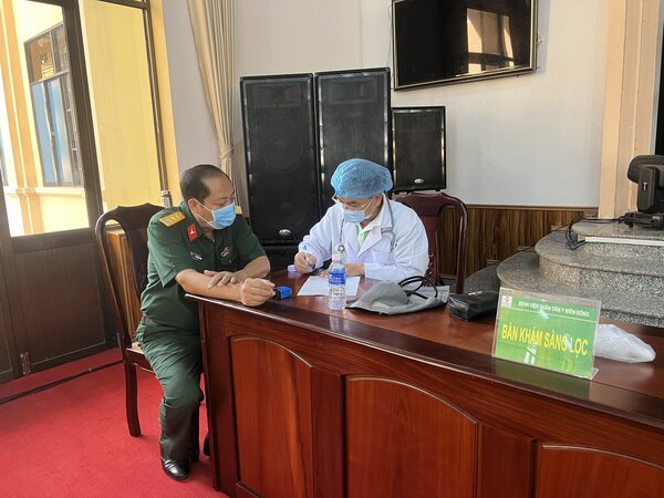 Đoàn tiêm ngừa của Bệnh viện Quân Dân Y Miền Đông khám sàng lọc trước tiêm cho các cán bộ sỹ quan cao cấp.