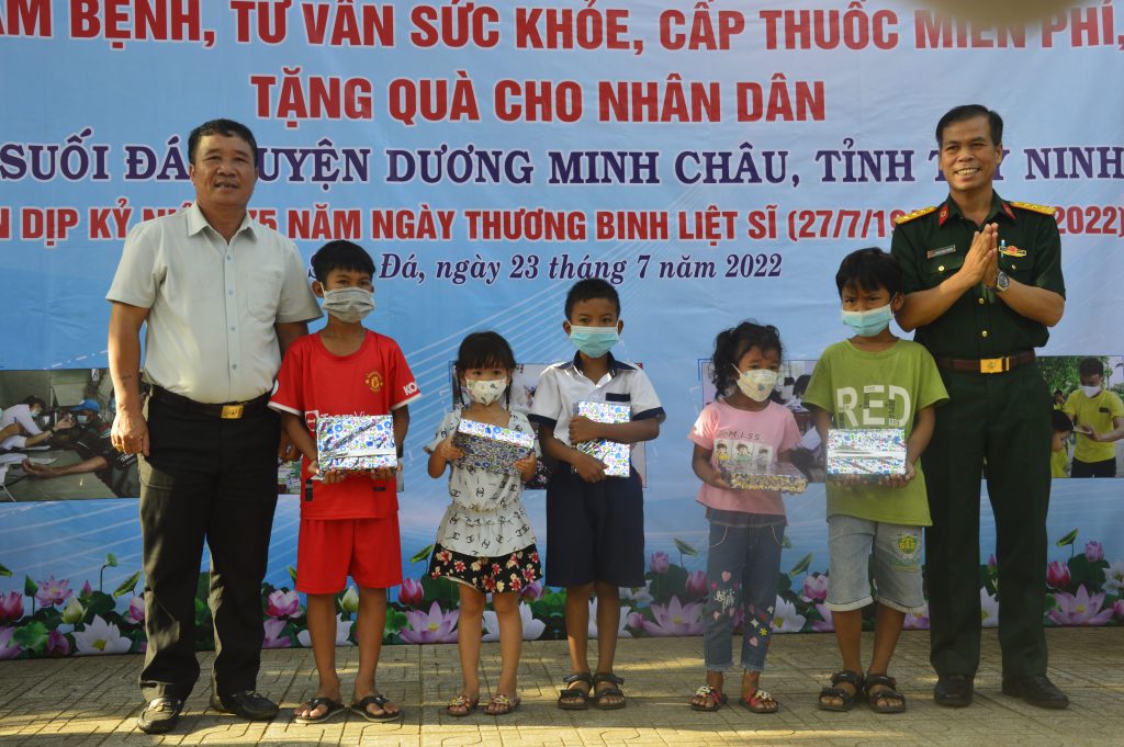 Thượng tá, BSCKI. Phạm Ngọc Khanh - Trưởng ban KHTH Bệnh viện tặng quà cho các cháu thiếu nhi.