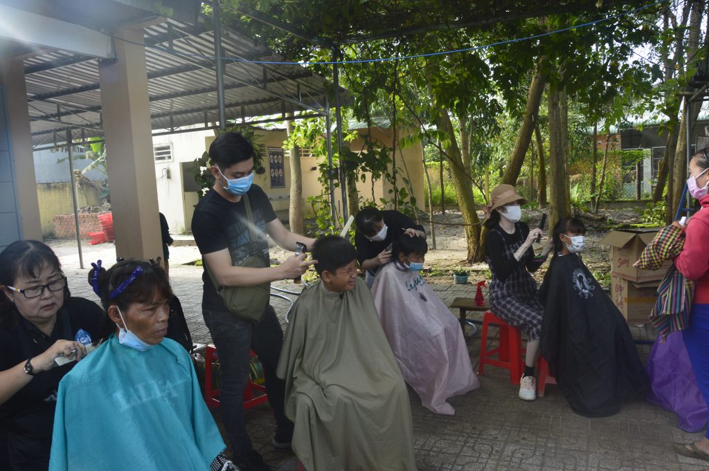 Và cắt tóc từ thiện giúp nhân dân xã Suối Đá.