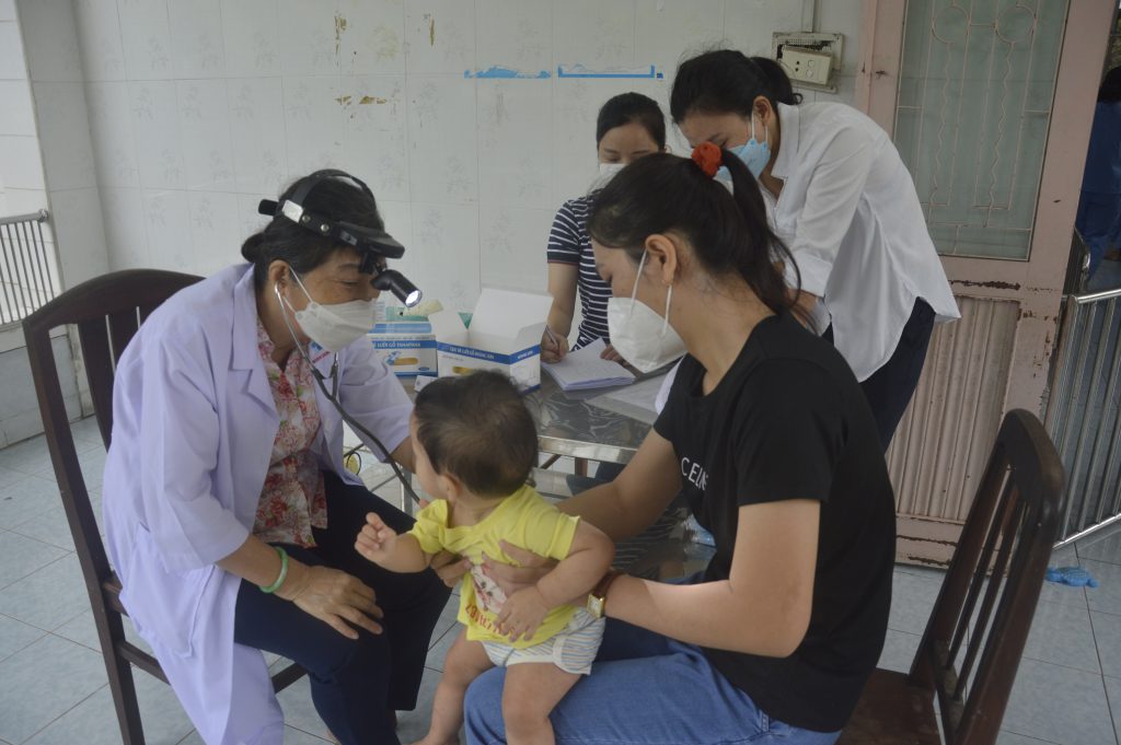 Bác sĩ Hà Thị Thiện, Nguyên Trưởng khoa Nhi Bệnh viện Quân dân y miền Đông đến tận phòng khám bệnh cho các cháu.