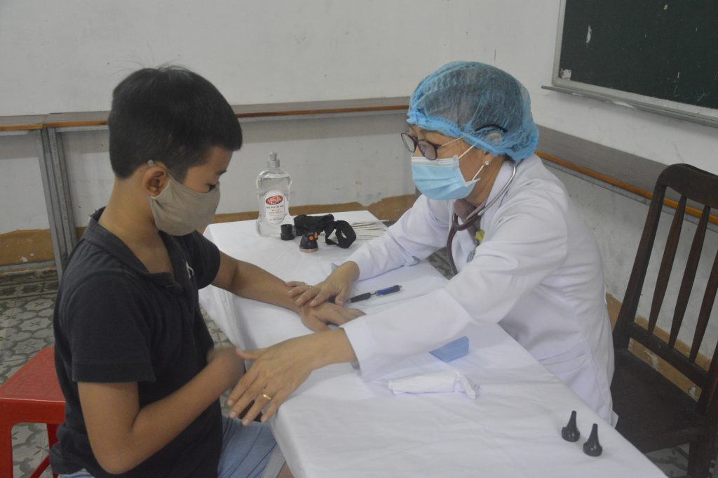 Thạc sĩ, bác sĩ Nguyễn Thị Kim Mỹ, Trưởng khoa Khám bệnh Bệnh viện Quân dân y miền Đông khám bệnh cho các cháu.